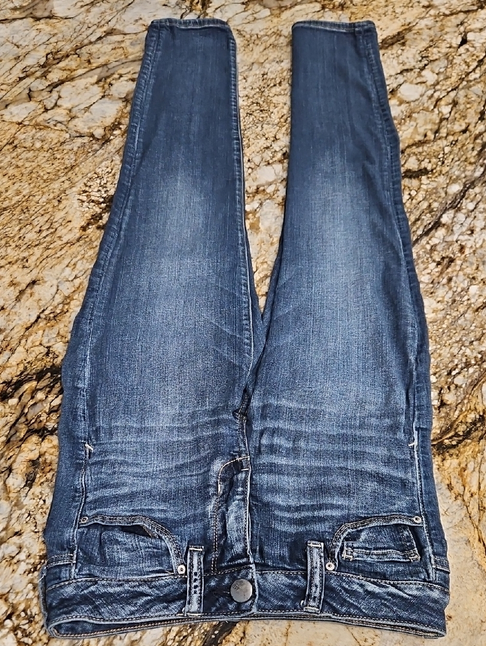 American Eagle Outfitters jeans. Size 4 Inseam 28" Rise Flat 7.5" Skinny